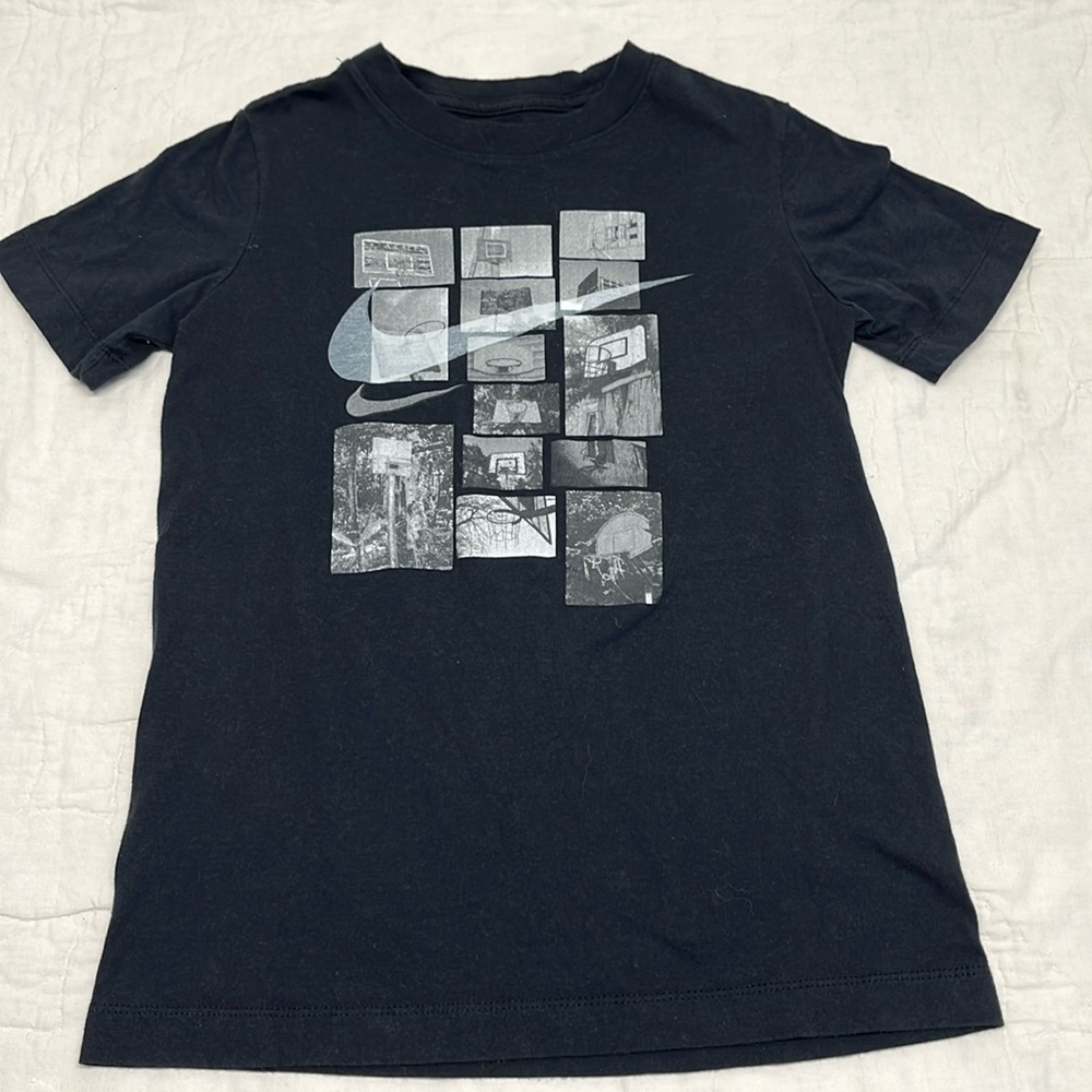 YOUTH - Nike Basketball Tshirt - size Small